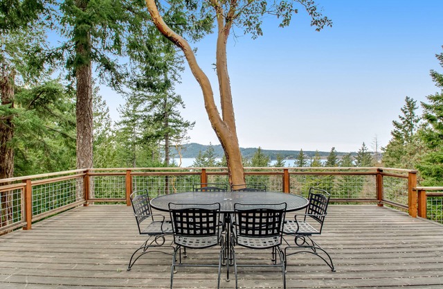 Water view retreat with private hot tub, deck, grill & free WiFi