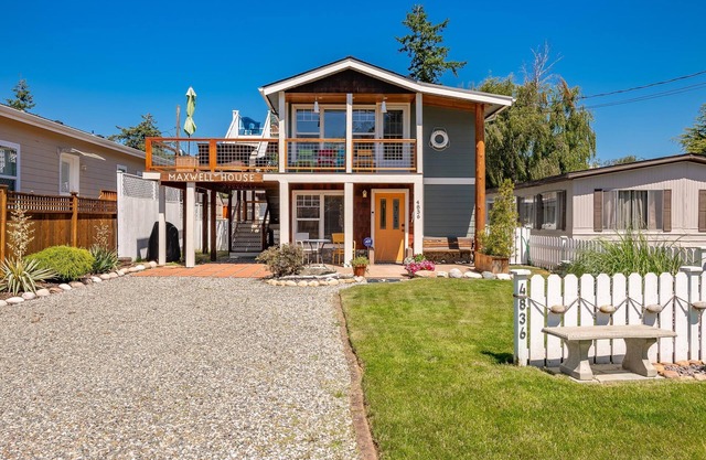 Water view, walking distance to beach, BBQ, decks, laundry BBH 4836