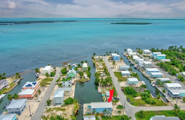 Water Views / Heated Swimming Pool / Hot Tub / Boat Dock