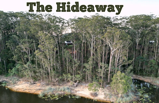 Water Views. Huge home, pool. Pet friendly. Direct access to Ewan Maddock Dam.