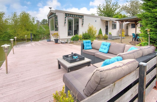 Fantastic Villa in Ooltgensplaat With Jetty