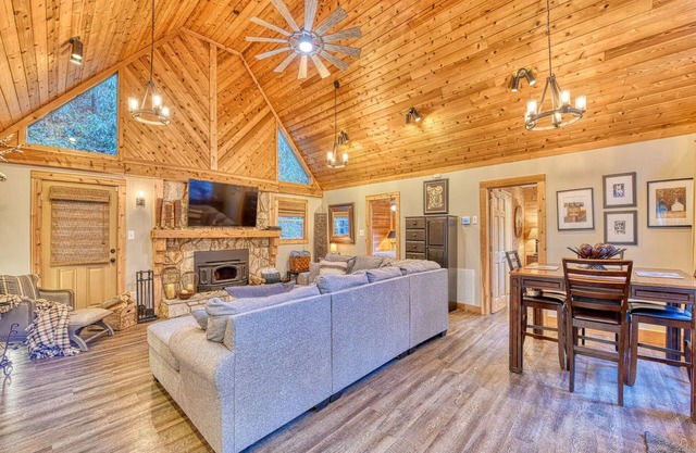 Water Wheel Cabin- Romantic Escape, Luxury Creek-Front Charm with Hot Tub
