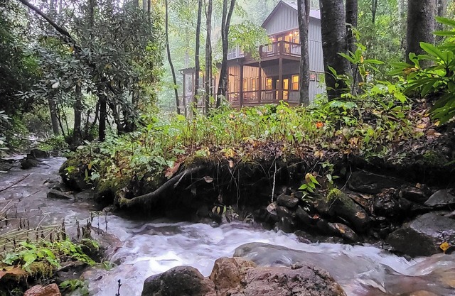Waterfalls, Hot Tub, WiFi, Fire Pit, Decks, 40 acres + National Forest
