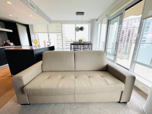 WaterFalls Hotel - Deluxe 2 bedroom suite downtown free parking with pool and Air Conditioning