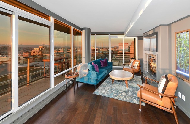 Waterfalls Hotel - Luxury View Condo in Downtown Victoria