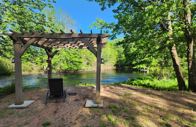 Waterfont close to town and walking trails with country feel