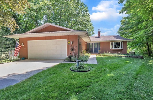 Waterfront 1 mile from Red Bud Track-N-Trail, Wineries and Wooded Privacy