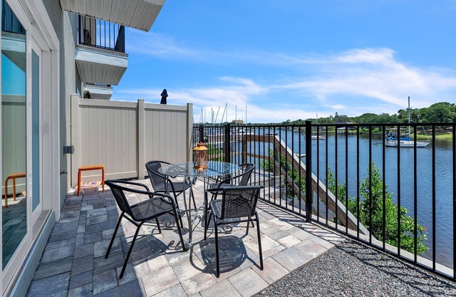 Waterfront 2-bdrm townhome with WiFi, AC, walking distance to EGAD food & shops