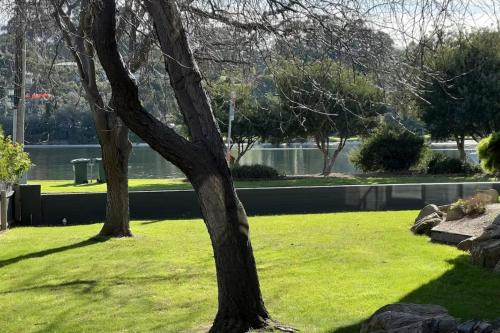 Waterfront 2-bedroom apartment with WiFi, AC in Lakes Entrance