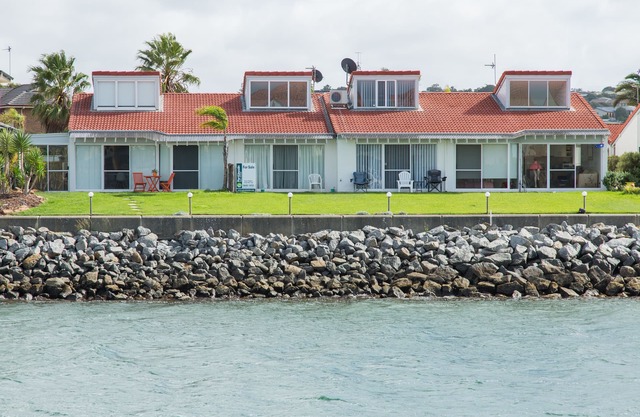 Apartamento de 2 dormitorios frente al mar ubicado en el lado de la ciudad del puerto deportivo