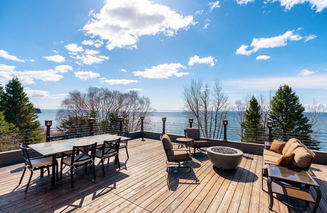 Waterfront 2 BR, 1 BA, firepit, & roofdeck for panoramic views of Lake Superior