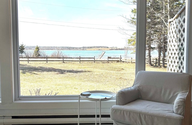 Waterfront 2 BR cottage on 1 acre private lot walking distance to beaches!