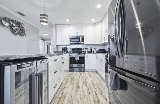 2 BR/ 2BA Waterfront Serenity w/ Jacuzzi, Direct Gulf Access, Kayaks, and Boat Dock