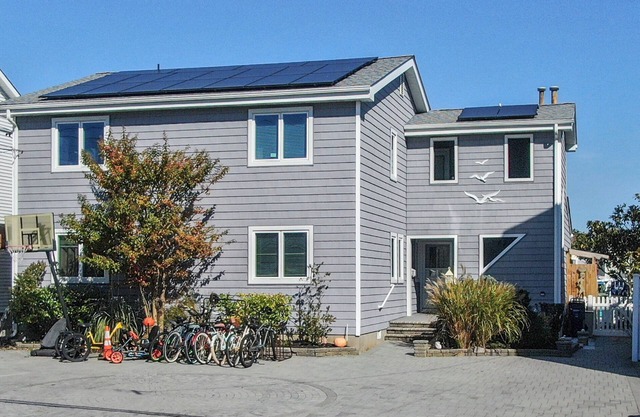 40-80' Feet Private Waterfront XL 2ndFL 2/3 Bedroom 2.5 bath Jacuzzi Arcade Dock