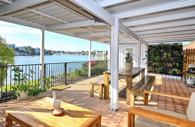 Waterfront 3 B/Room, 6 Guests - Light, Relaxed ZC7