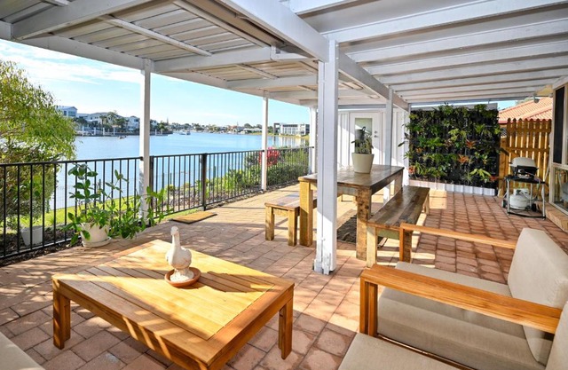 Waterfront 3 B/Room, 6 Guests - Light, Relaxed ZC7