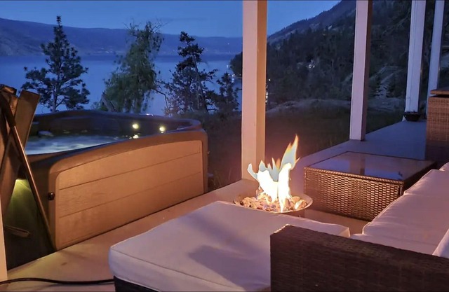 Waterfront 3 bed w hot tub/paddle boarding/kayaking