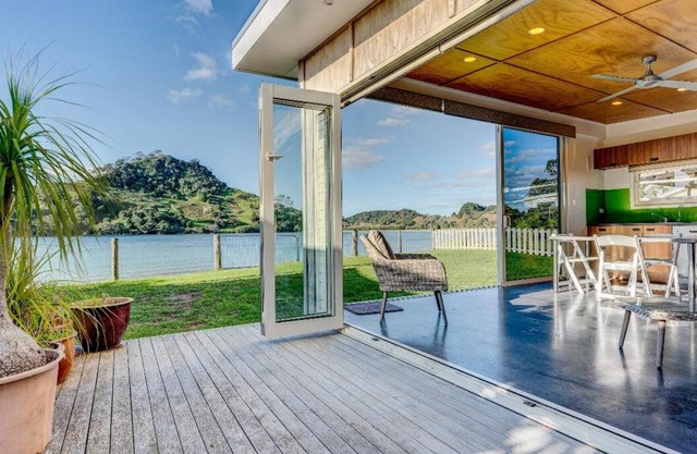 Waterfront 3-bedroom house + 3 bedroom cabin in beautiful Pataua South with WiFi