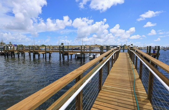 Condominio de 3 dormitorios frente al mar en Bayfront Suites & Marina