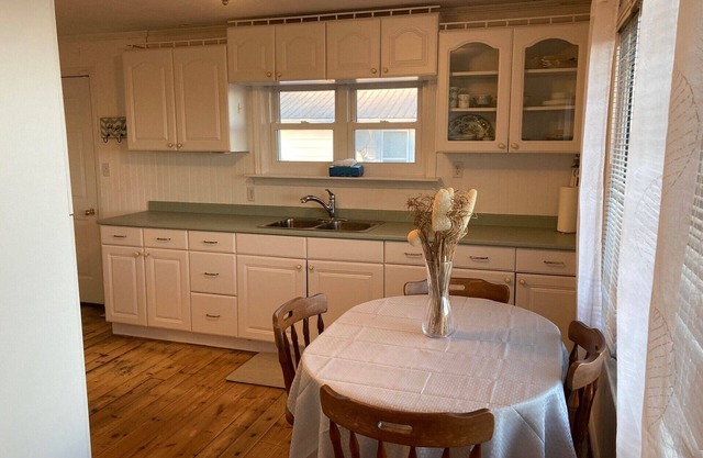 Waterfront 3 Bedroom cottage located in beautiful Turkey Point