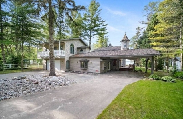 Waterfront! 3000+ sqft w/ Games, Hot Tub and Sauna!