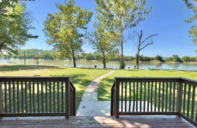 3-bedroom Waterfront house w/ WiFi, AC and the BEST VIEW