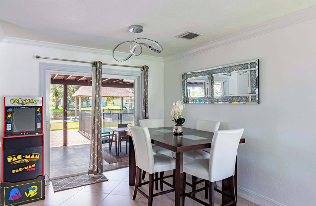 Waterfront 3BR with Pool, Tiki Hut & Mini Golf
