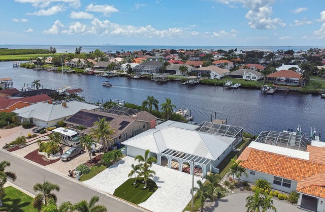 Waterfront 4-bedroom Pool house in fantastic Apollo Beach with AC, WiFi
