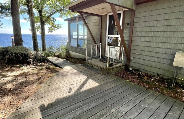 WATERFRONT 5 BEDROOMS AND 2 BATHROOMS