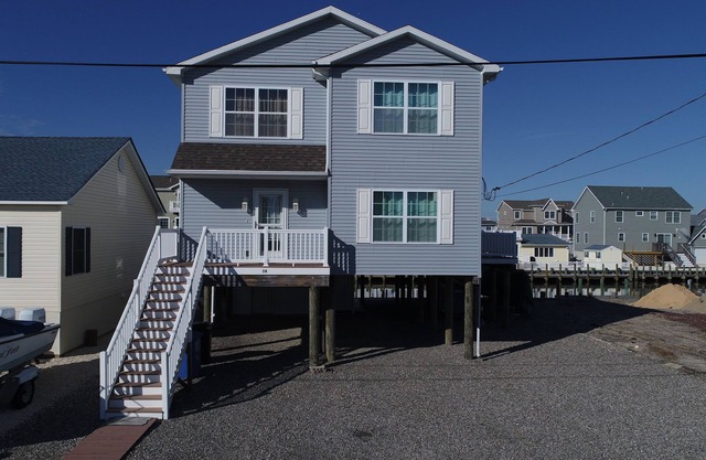 Waterfront 5 BR 2 1/2 Bath 2100 SF Casa cerca de LBI Beaches-Floating Dock