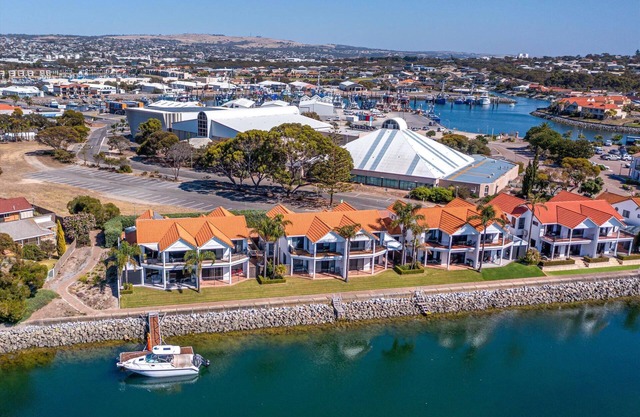 Amplio apartamento frente al mar en el centro de Lincoln Cove Marina