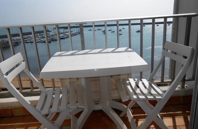 APARTAMENTO FRENTE AL AGUA