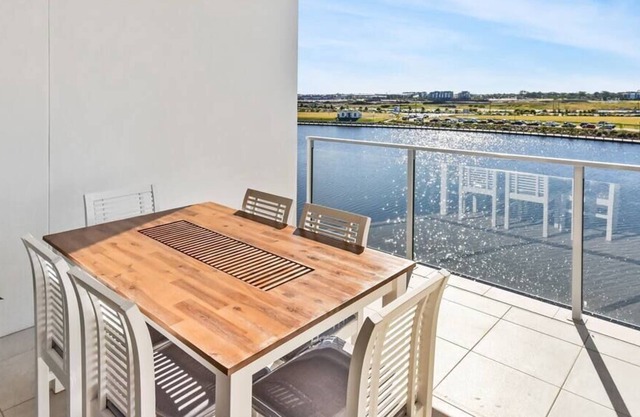 WATERFRONT APARTMENT 100mtrs to (SCUH)