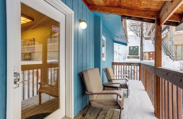 Waterfront Apt, Walk to Town & Coastal Trail!