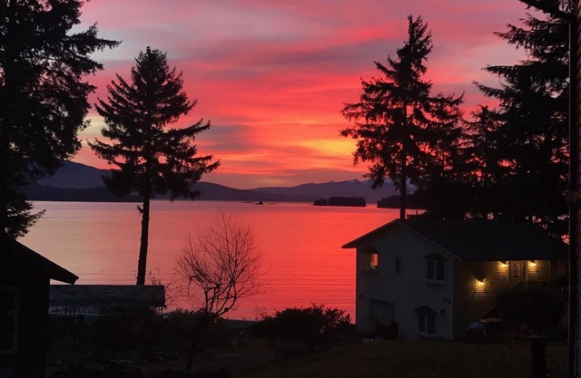Waterfront Auke Bay cottage in Juneau