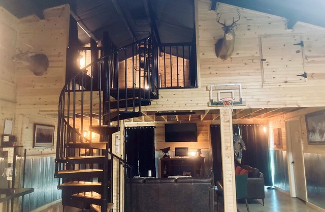 A beautiful newly renovated Barndominium located on the Arkansas River.