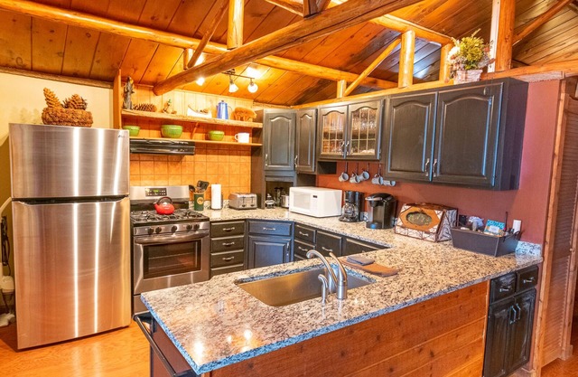 Lakefront Bear Cabin en Lake Colby en Saranac Lake, Alquile 1 o las 4 cabañas