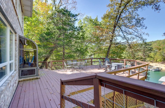 Waterfront Beaver Lake Apt w/ Deck