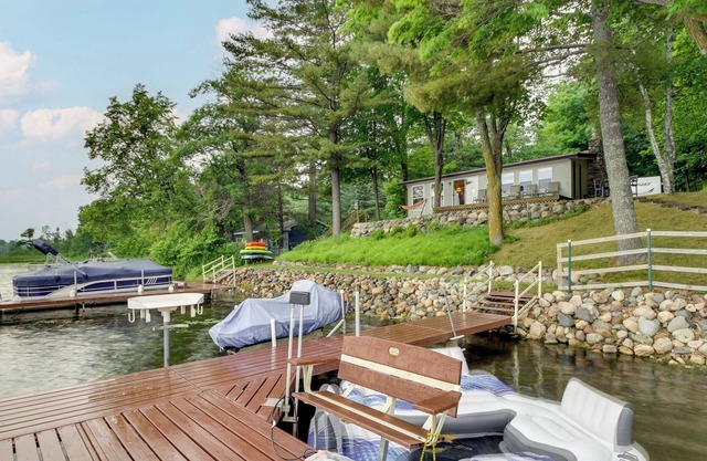 Waterfront Big Pine Lake Cabin w/ Kayaks!