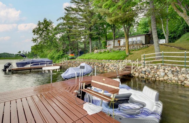 Waterfront Big Pine Lake Cabin with Kayaks!