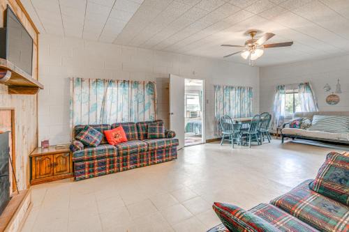 Waterfront Blackwell Cottage with Patio and Fire Pit!
