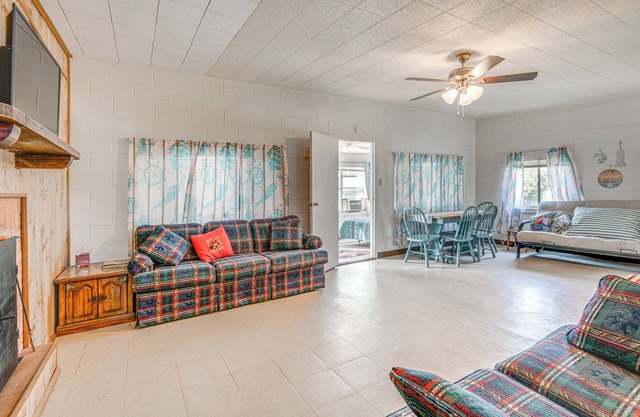Waterfront Blackwell Cottage w/ Patio & Fire Pit!