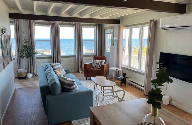 Waterfront Bliss – Le Petit Paradis