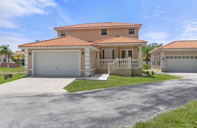 Waterfront! Boat dock available for rent, pet friendly, families welcome!