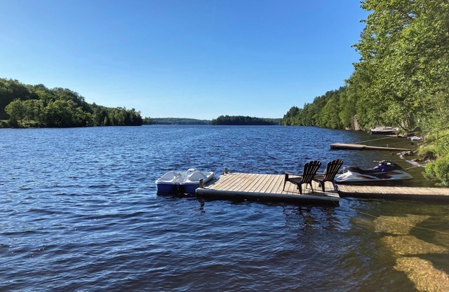Waterfront New and Modern 3 bedroom cottage with WiFi and AC