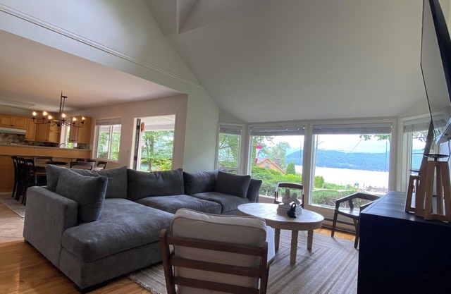 Waterfront Harrison Lake Retreat