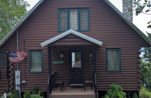 Waterfront cabin/Military & Law enforcement discount/ Kayaks/ fire pit/ beach