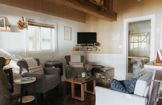 Waterfront Cabin on Boat Lake! 2bed, 1bath, Pet Friendly. A serene getaway!