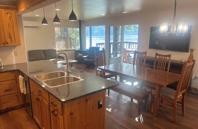 Waterfront Cabin~Private Beach with Dock~Kayaks~Lakeside Deck~Great Fishing!!