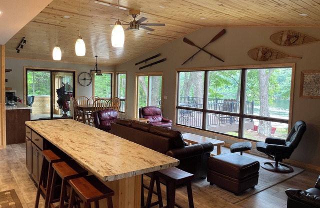 Waterfront cabin, sleeps 13, year round fishing on Chippewa Flowage in Hayward
